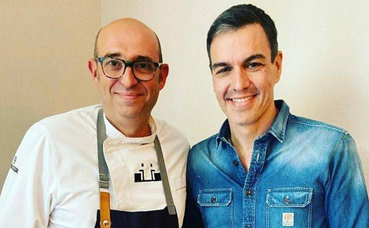 El presidente del Gobierno, Pedro Sánchez, ayer,junto a Juanjo Pérez, dueño del restaurante Cocinandos.