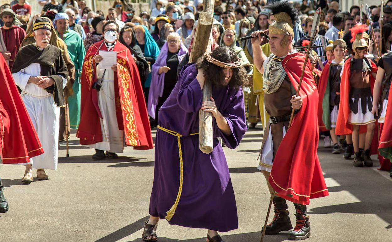 Más de un centenar de vecinos representan La Pasión de Cristo en Serradilla del Arroyo (Salamanca) en la jornada del Viernes Santo.