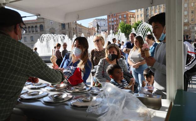 Mario Torío despacha helados sin parar durante la tarde del Viernes Santo en su puesto de Plaza Zorrilla. 