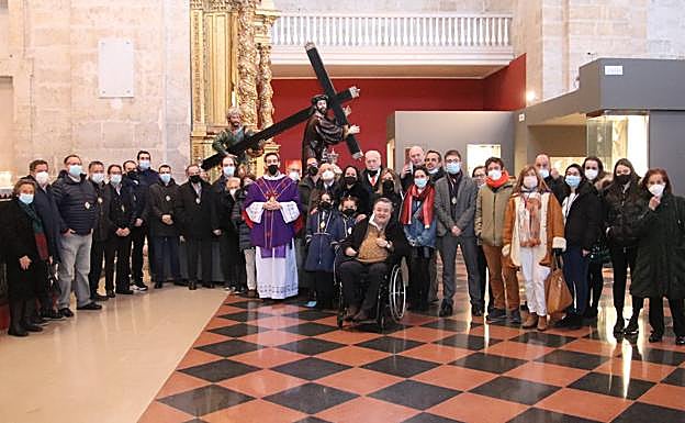 Hermanos y hermanas de la hermandad junto a su paso de Jesús Nazareno de Santa Cruz tras la reciente misa conmemorativa. 