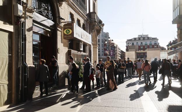 Colas para comprar helados en la heladería Iborra, de Valladolid. 