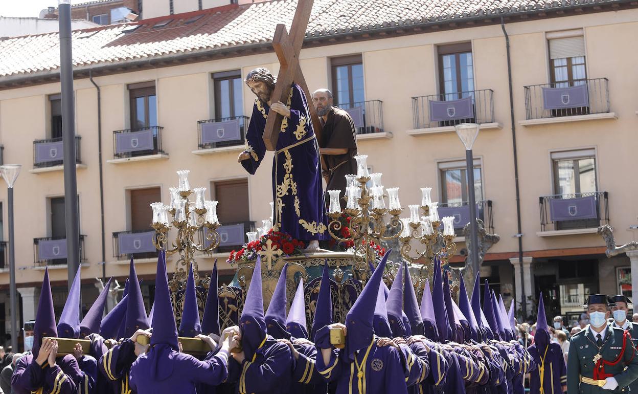 El Nazareno con el Cirineo en la Plaza Mayor.