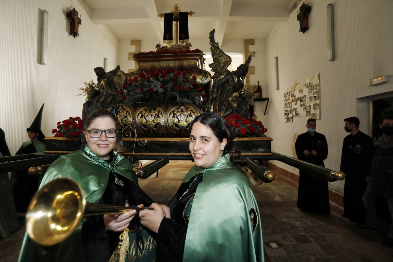 Sofía Triana y Patricia Bahillo, en su cofradía este Jueves Santo. 