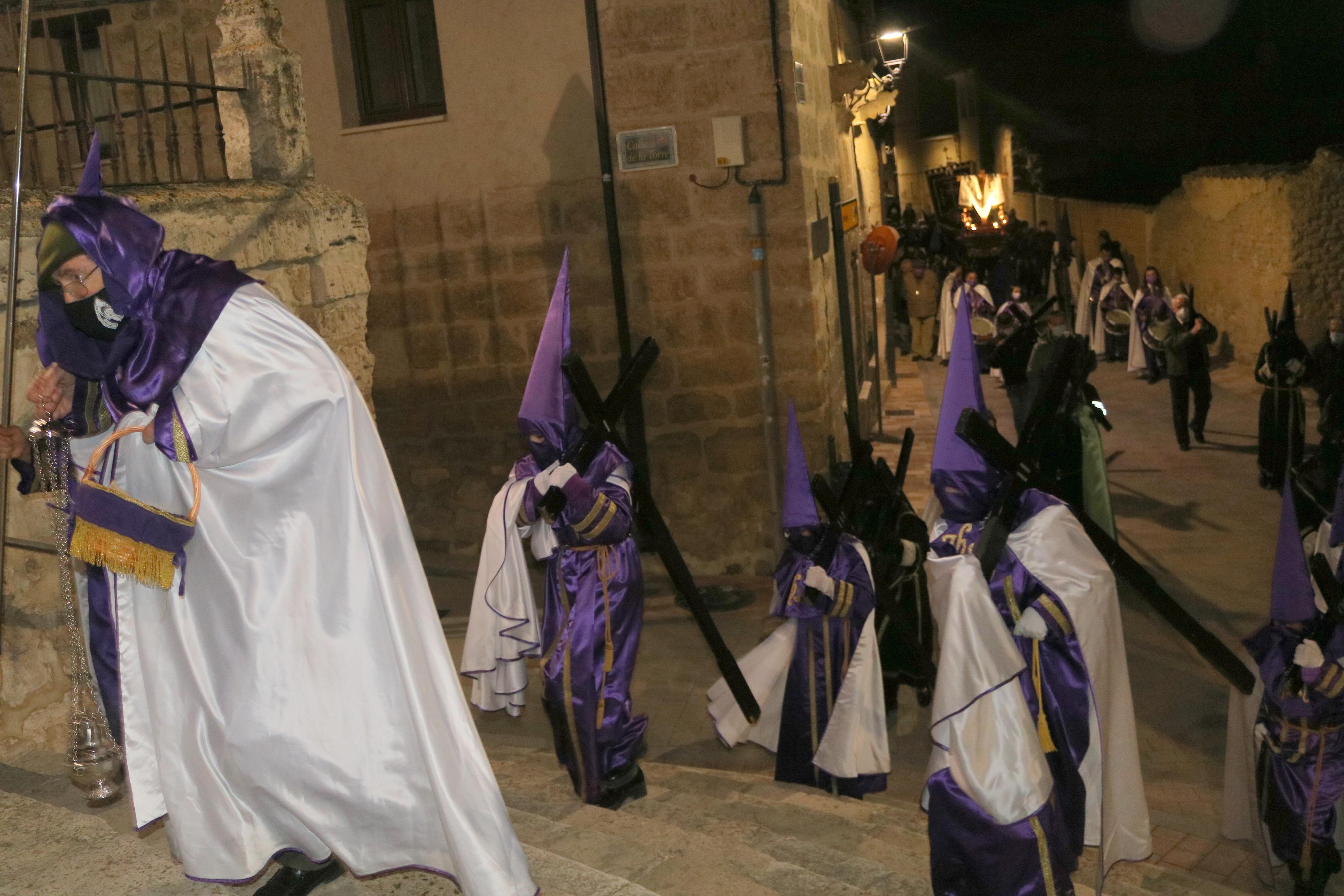 Los Nazarenos de Baltanás organizaron el XXII Vía Crucis del Silencio en el que también participaron los Hermanos de Palencia