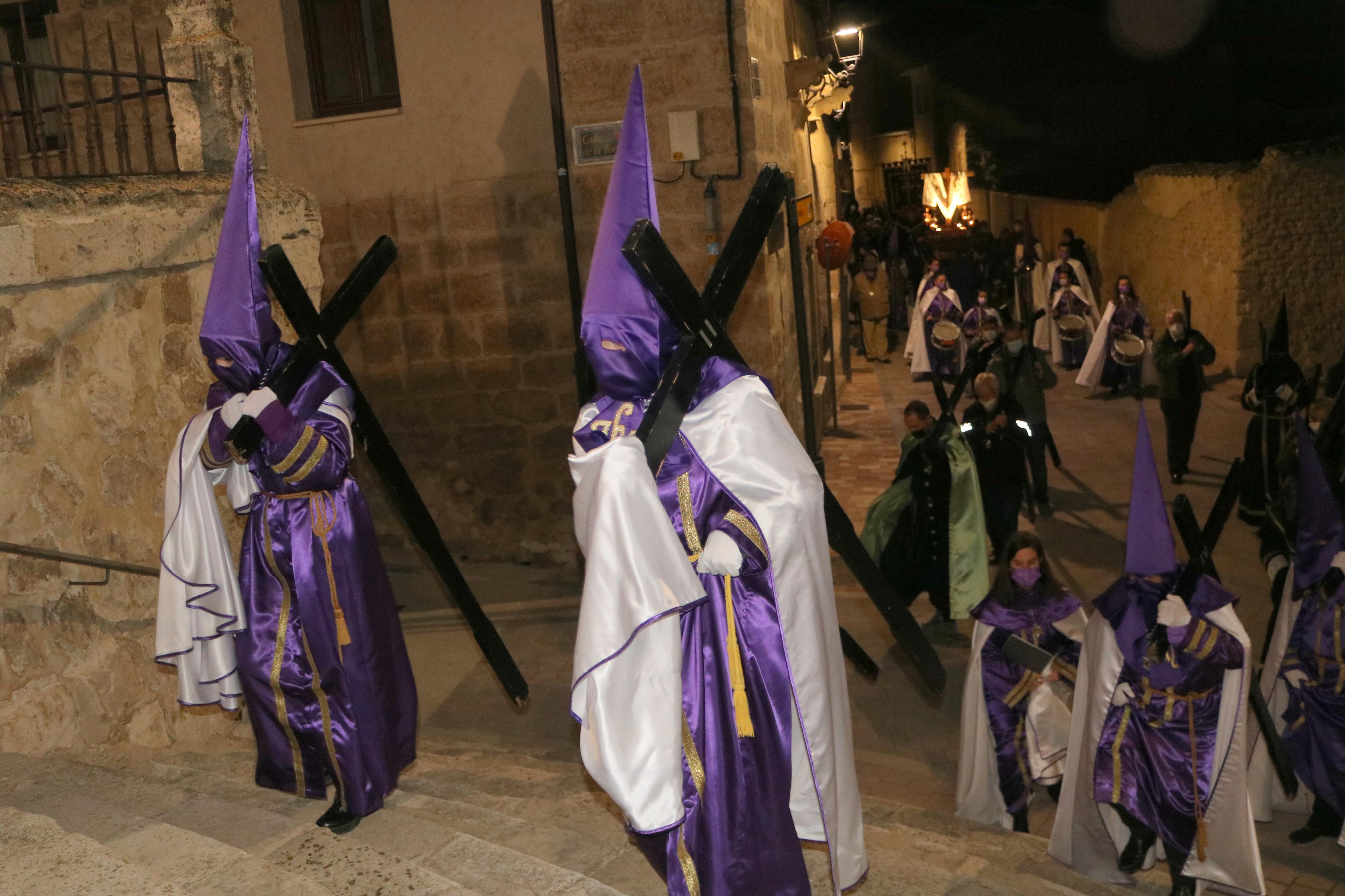Los Nazarenos de Baltanás organizaron el XXII Vía Crucis del Silencio en el que también participaron los Hermanos de Palencia
