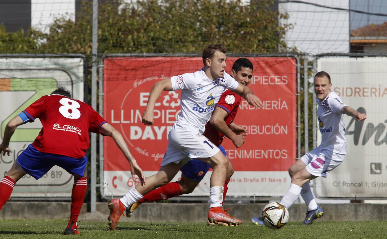 Edu Gallardo se marcha de un rival del Ceares. 