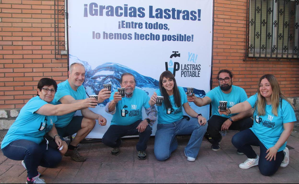 Los impulsores de la plataforma Lastras Potable Ya brindan por el logro conseguido. 