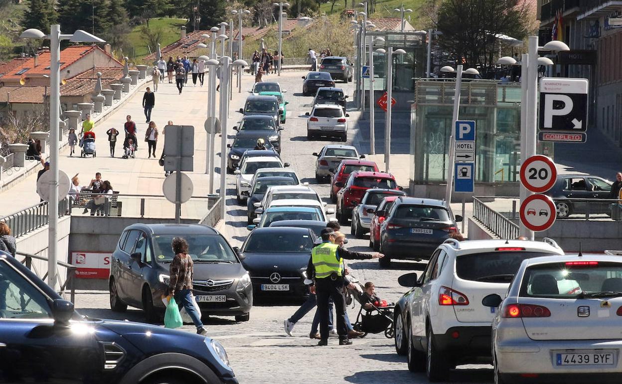 Aspecto de la avenida Padre Claret, a mediodía de este sábado, con el 'parking' completo. 