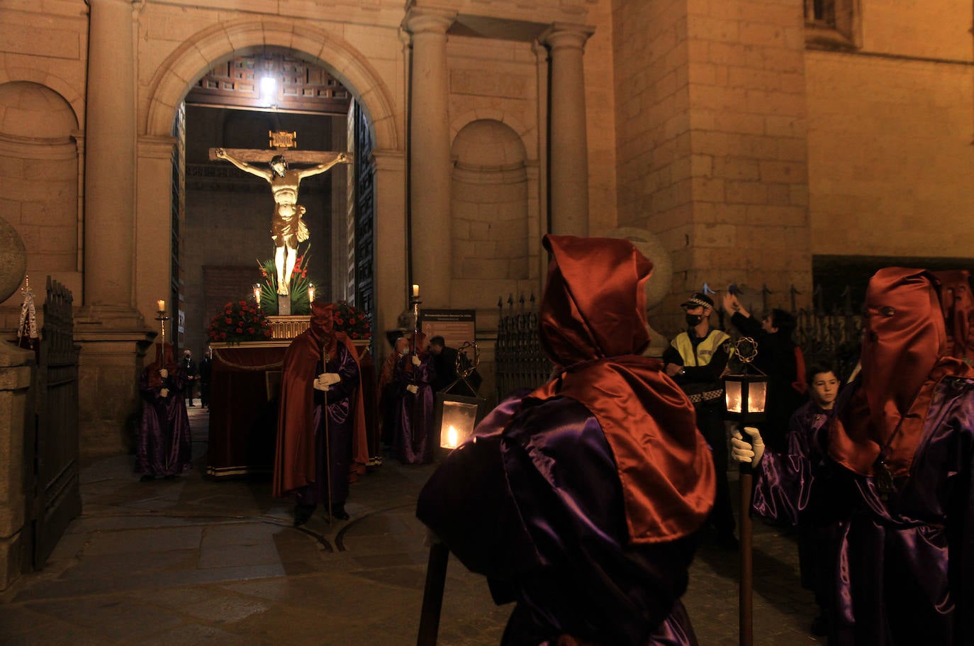 La imagen del Santo Cristo de San Marcos sale por la puerta de la Catedral después de incidente. 