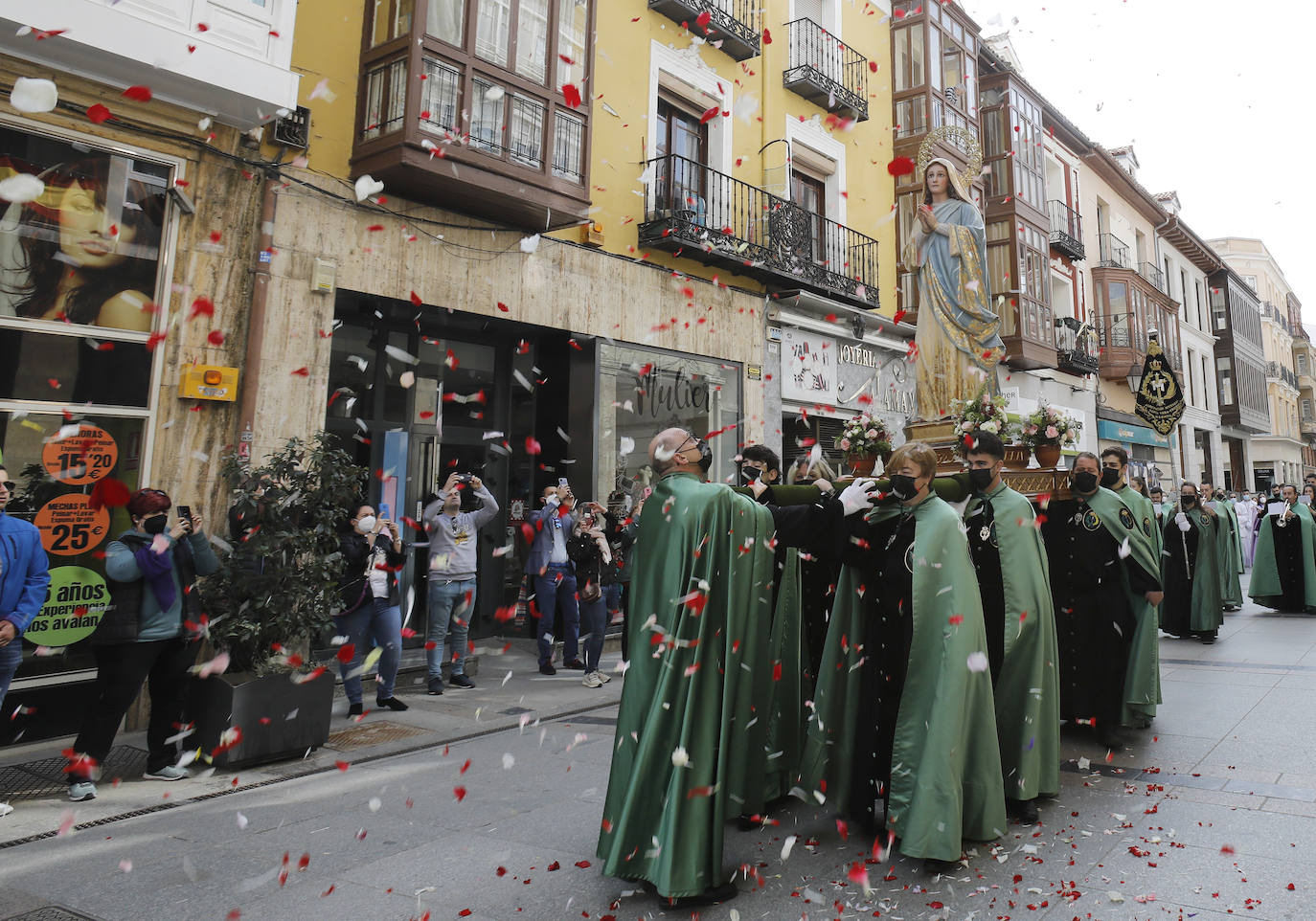 Fotos: Domingo de Resurrección: La Virgen se encuentra con su hijo