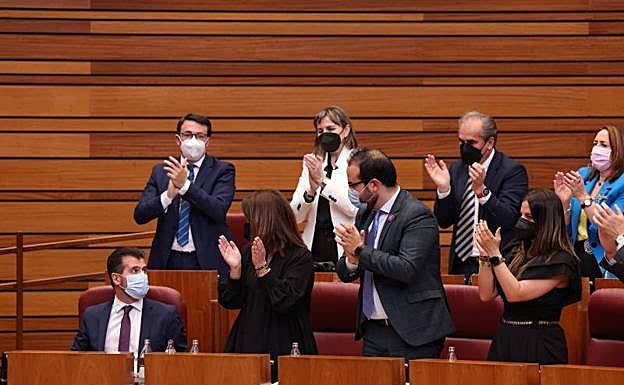 Tudanca recibe el aplauso de sus procuradores en el pleno d einvestidura.