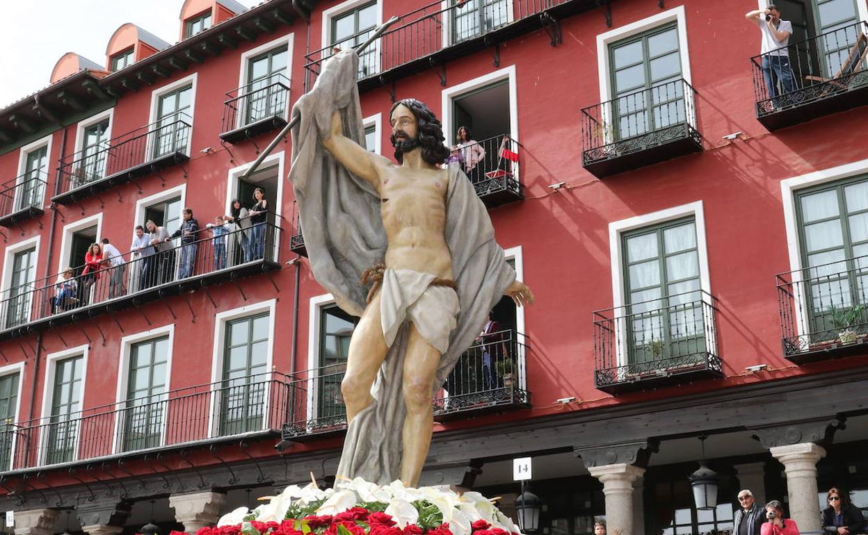 'Nuestro Padre Jesús Resucitado', en la Plaza Mayor de Valladolid.