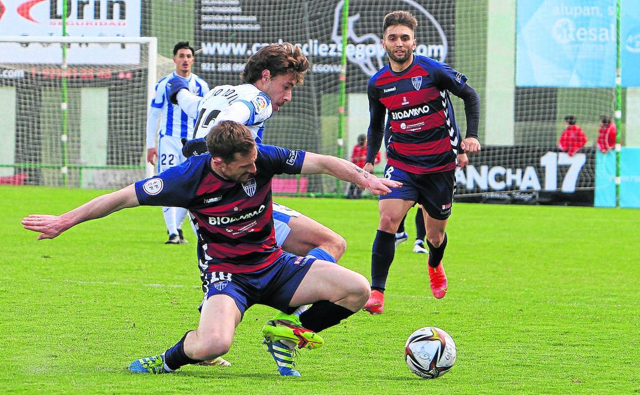 Dani Arribas lucha por un balón durante el último partido que la Gimnástica Segoviana disputó en La Albuera. 