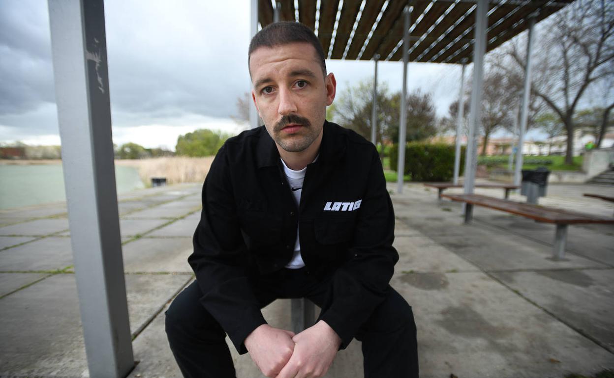 Erik Urano, en un parque de Valladolid. 