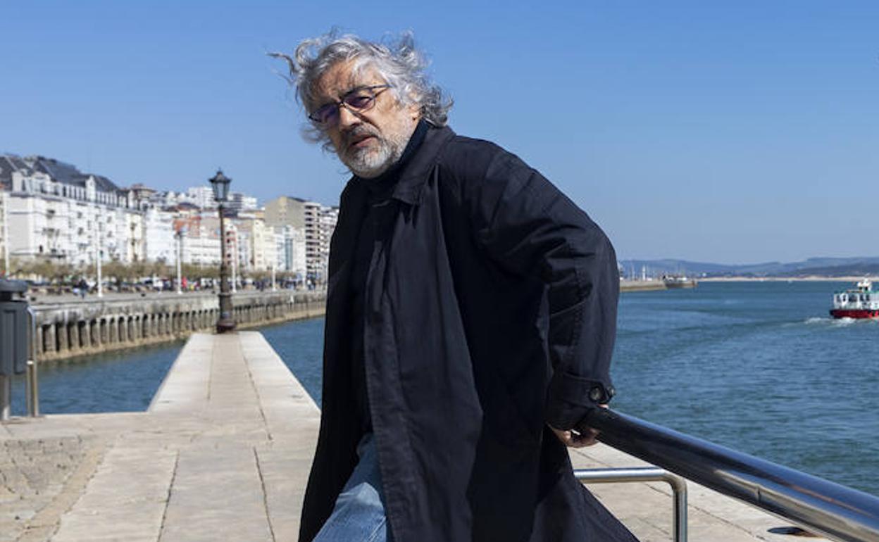 El escritor, en Santander. 