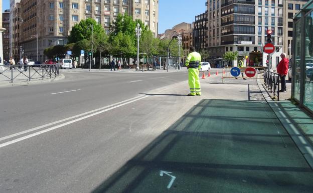 Imagen principal - El carril bus terminará en la plaza de Zorrilla y solo permitirá el giro hacia María de Molina. Debajo, trabajos para modificar el radio de giro desde el carril izquierdo de Miguel Íscar hacia Recoletos. 