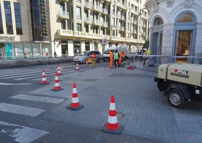 Imagen secundaria 1 - El carril bus terminará en la plaza de Zorrilla y solo permitirá el giro hacia María de Molina. Debajo, trabajos para modificar el radio de giro desde el carril izquierdo de Miguel Íscar hacia Recoletos. 