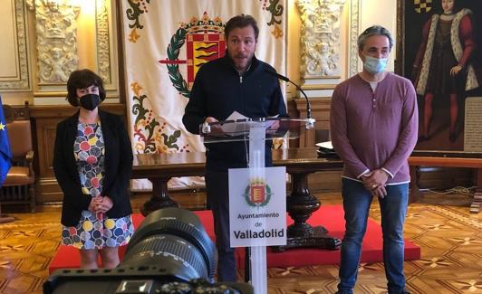 La concejala María Sánchez, el alcalde y Javier Alonso, de Pajarillos Educa.