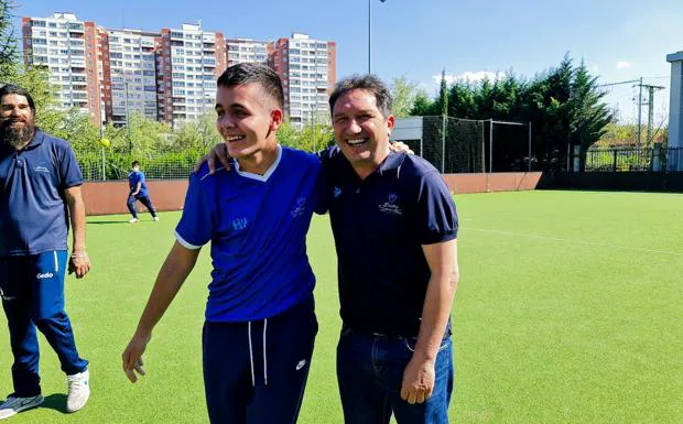 Eusebio se abraza a uno de los niños de la escuela al término de la sesión. 