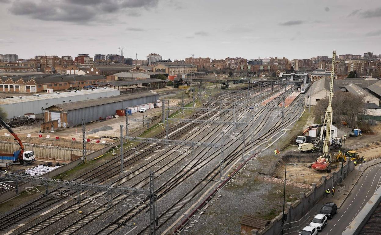 La playa de vías de la estación desde la calle Panaderos. 