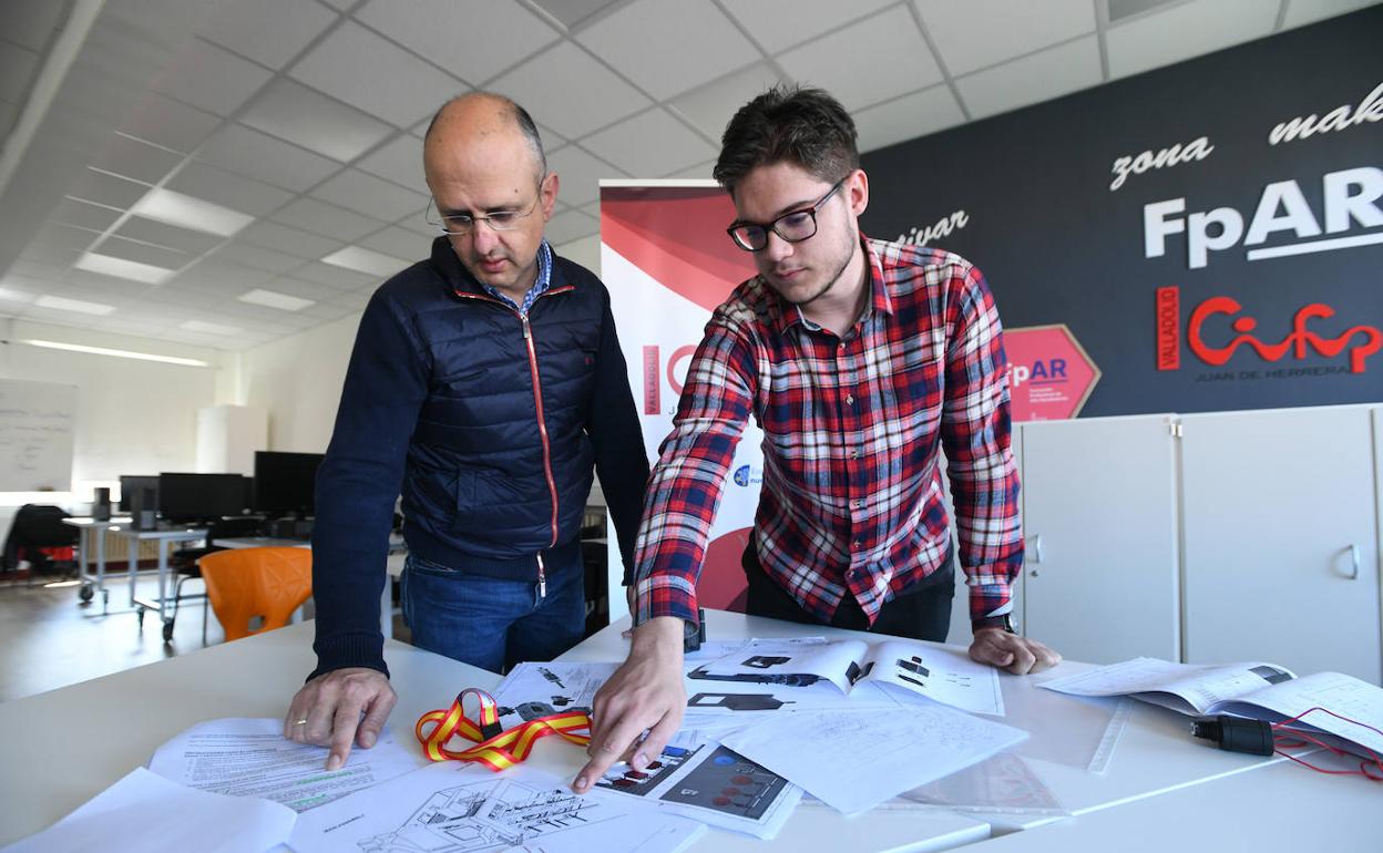 Samuel Botrán, junto a su tutor, Luis Miguel Calvo, su medalla y sus planos. 