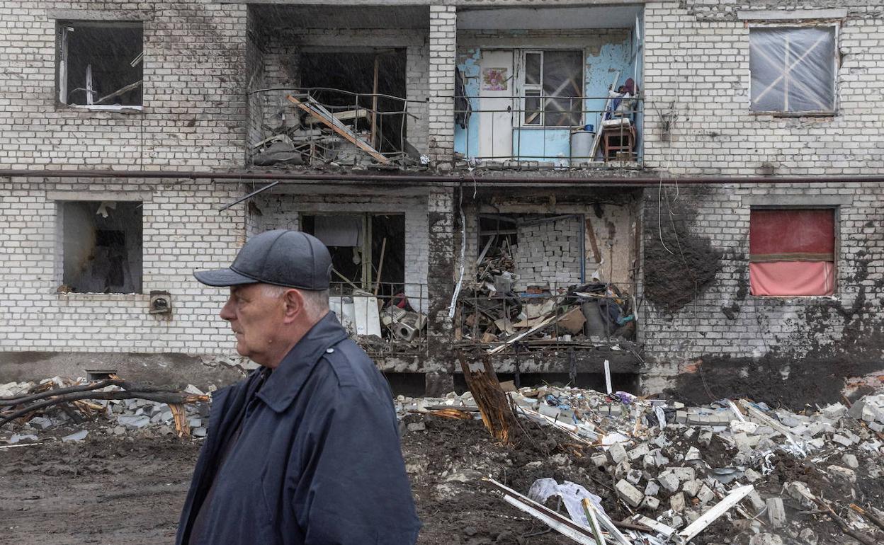 Un habitante de la localidad de Cherkask, en la región de Donetsk, junto a un edificio destruido. 