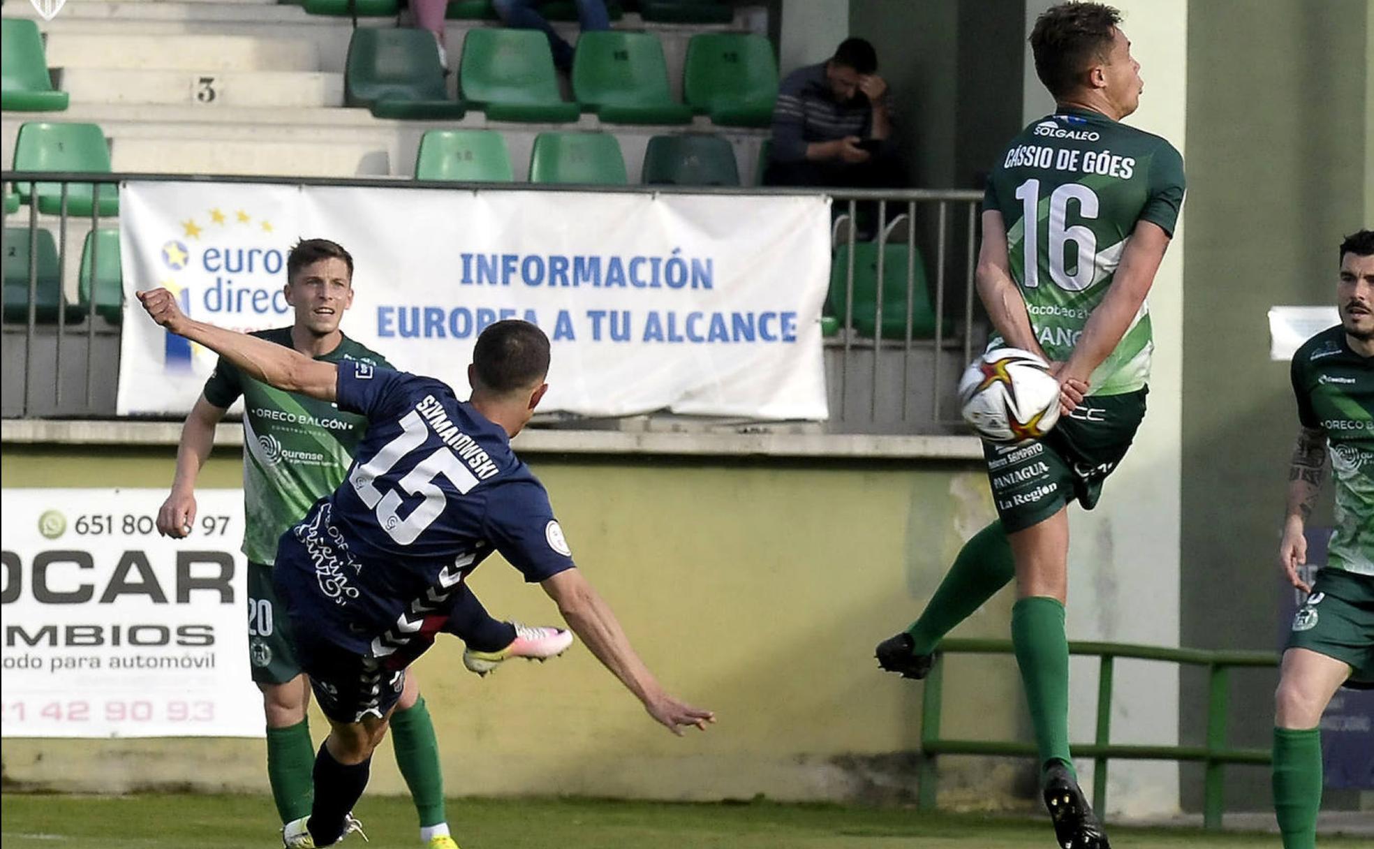 Szymanowski remata a portería para hacer el 1-0 durante el partido ante el Arenteiro en La Albuera.