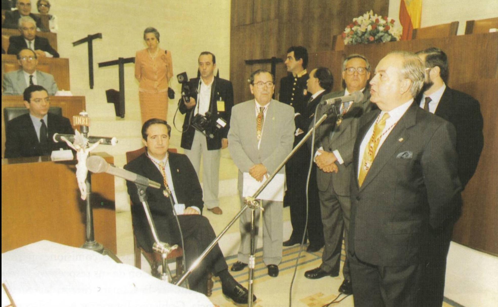 Investidura de Juan José Lucas (sentado, en el centro) como presidente de la Junta en julio de 1991. 