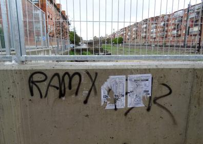 Imagen secundaria 1 - Pintadas y restos de los carteles y de la cola utilizada para pegarlos de la plataforma del soterramiento. 