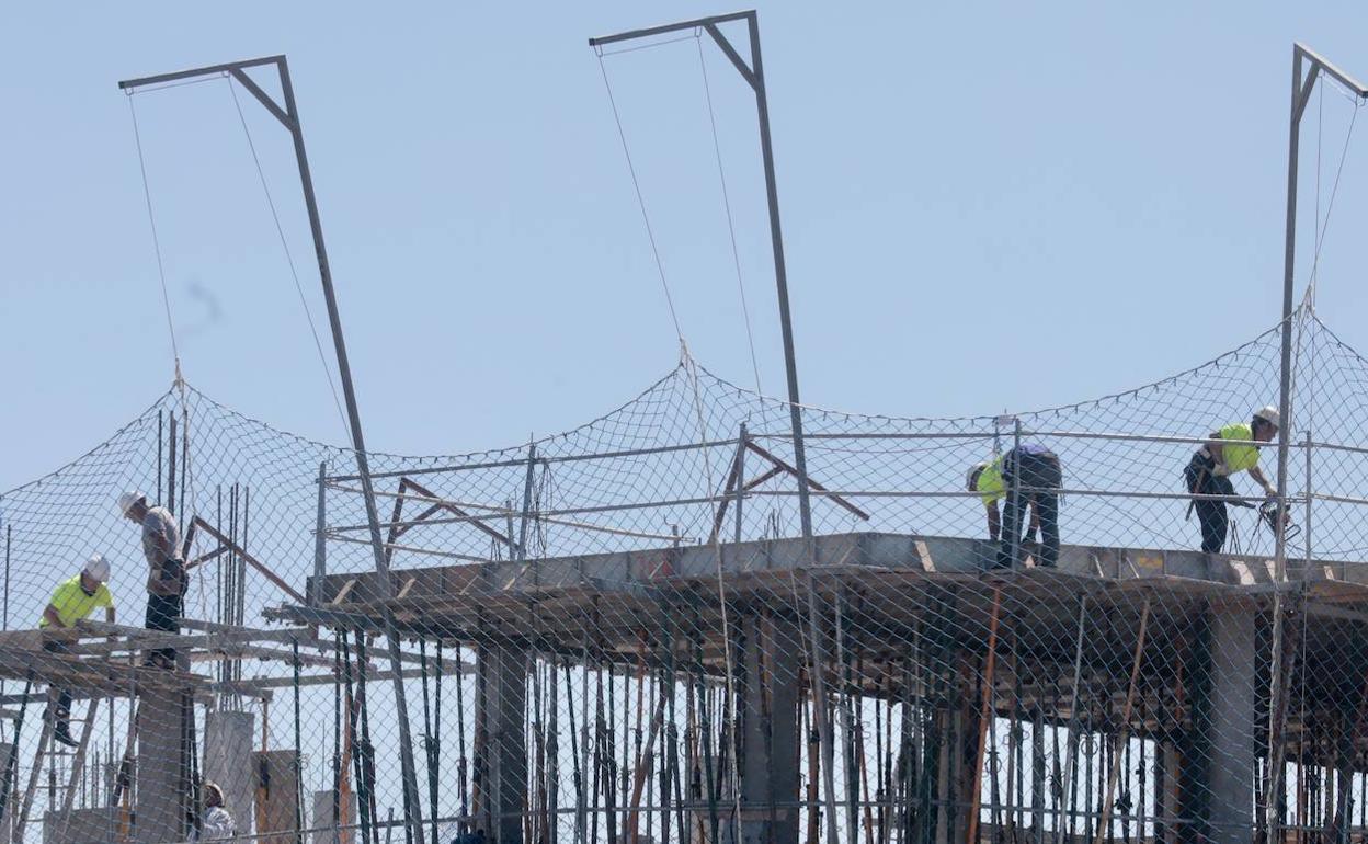 Varios operarios trabajan en la construcción de un edificio en Valladolid. 