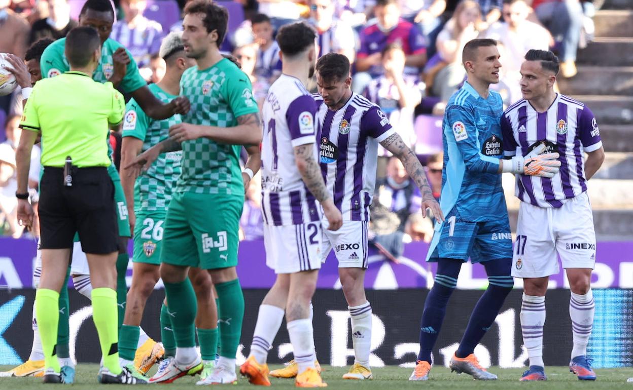 Varios jugadores del Real Valladolid se lamentan tras una acción del partido ante el Almería. 