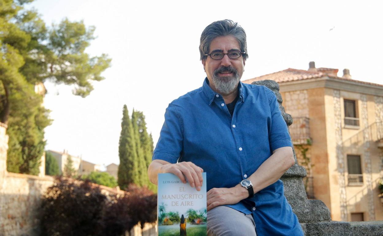 Luis García Jambrina posa con uno de sus libros.