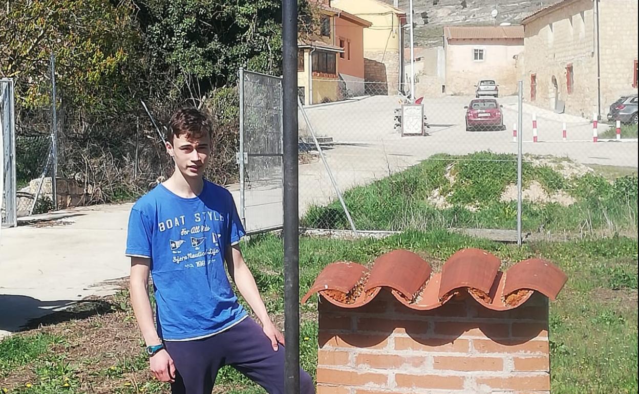 Jorge, junto a la estación que ha montado en el pueblo burgalés de Tamarón. 