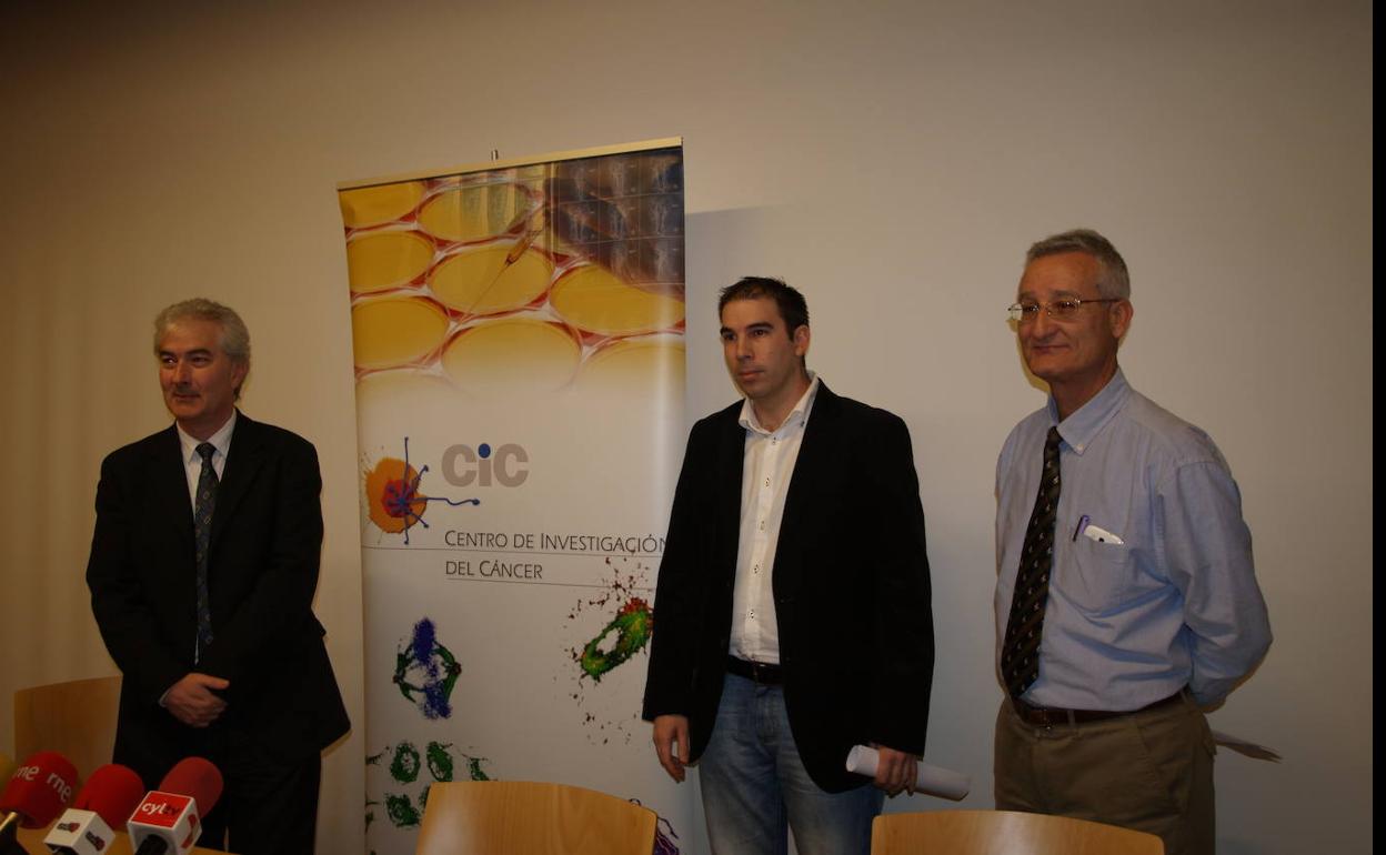 Atanasio Pandiella y Juan Carlos Montero, junto al director del CIC, Eugenio Santos. 