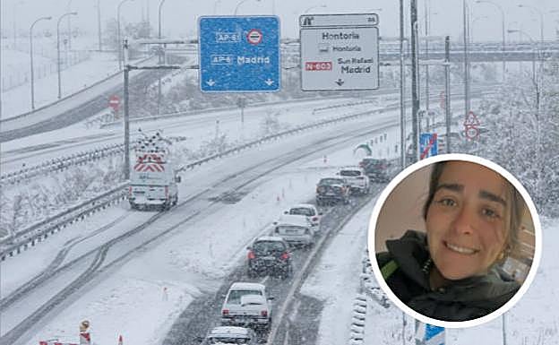 Aspecto de la autopista esta mañana. Abajo, a la derecha, Elena Postigo. 