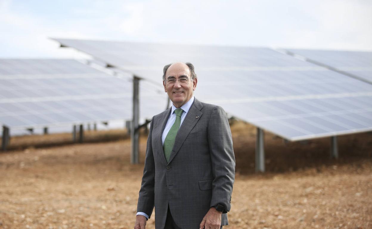 El presidente de Iberdrola, Ignacio Galán, en una instalación fotovoltaica.