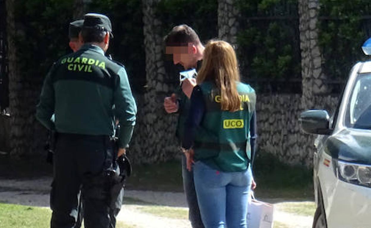 Dos agentes de la UCO, durante el registro del chalé de Óscar en Traspinedo. 