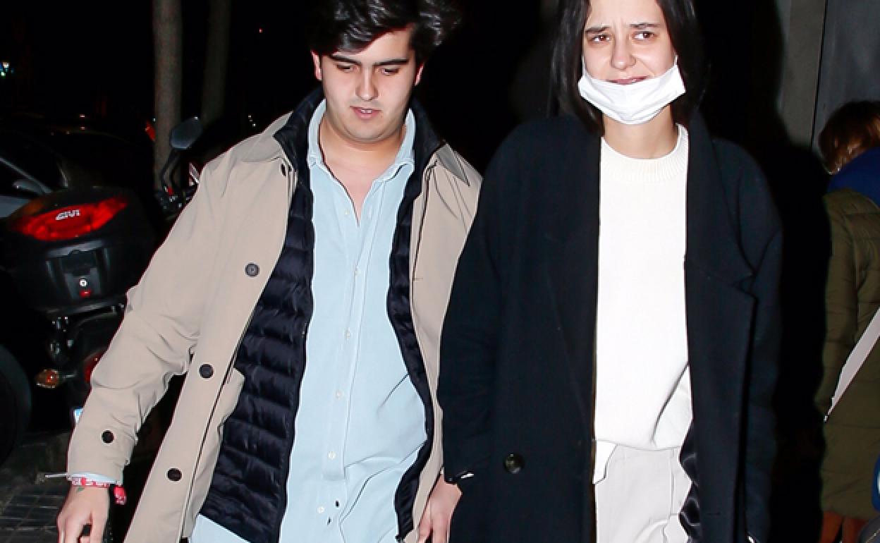 Jorge Bárcenas y Victoria de Marichalar, de paseo por Madrid. 