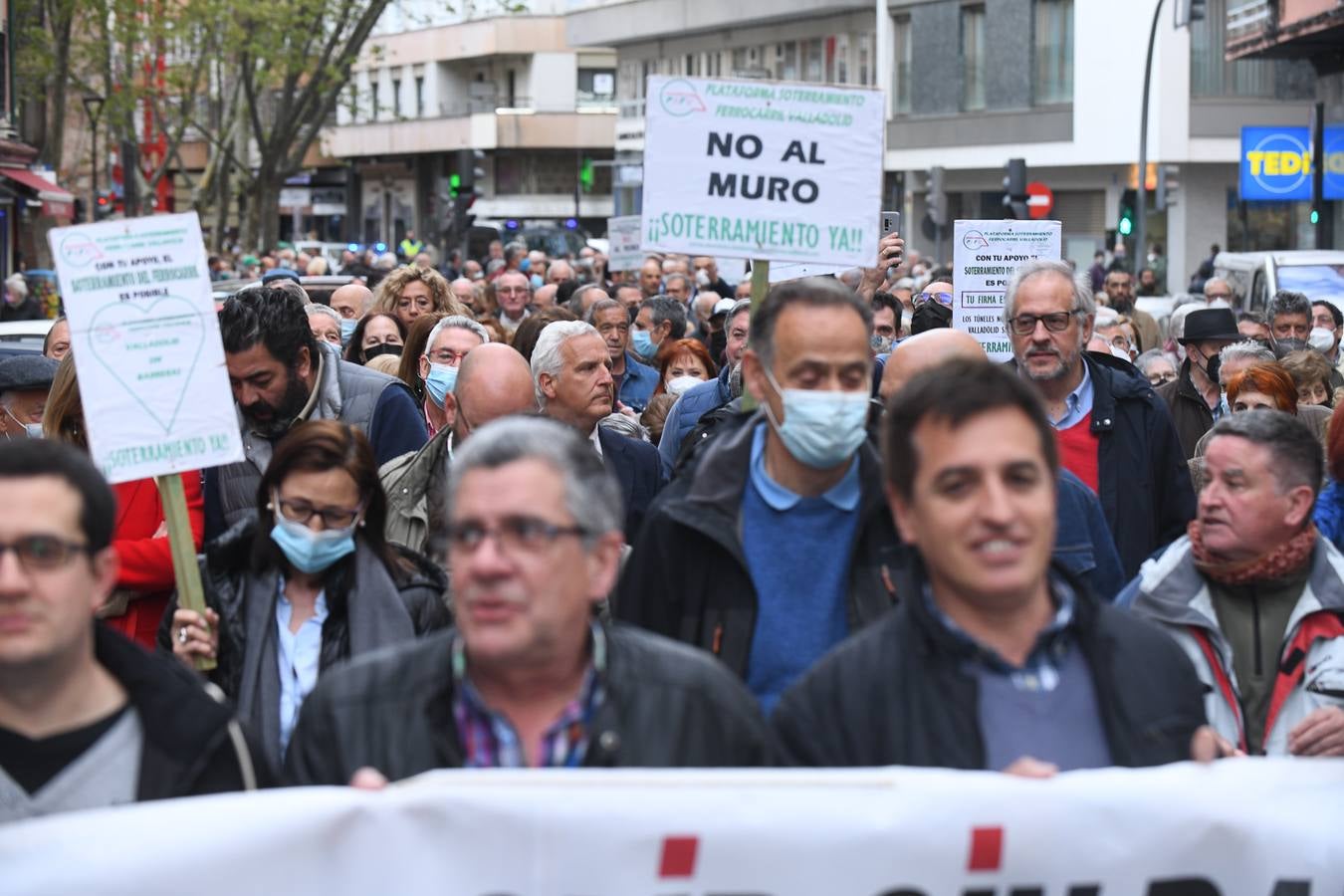 Fotos: Manifestación en Valladolid para exigir que se retome el proyecto de soterramiento