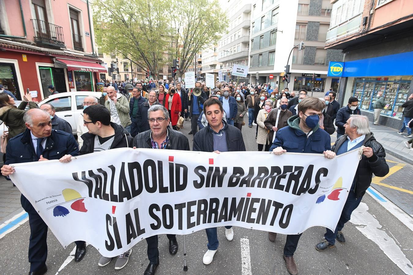 Fotos: Manifestación en Valladolid para exigir que se retome el proyecto de soterramiento