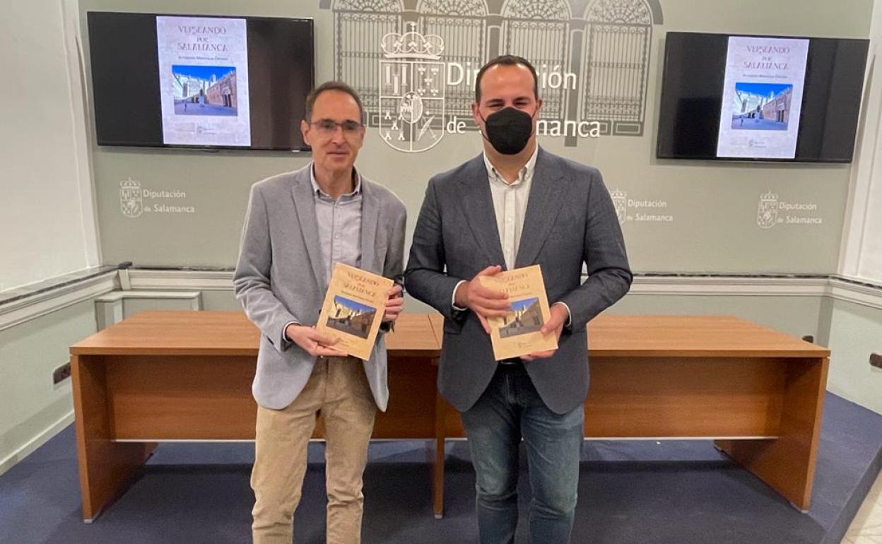 El autor, junto al diputado de Cultura.