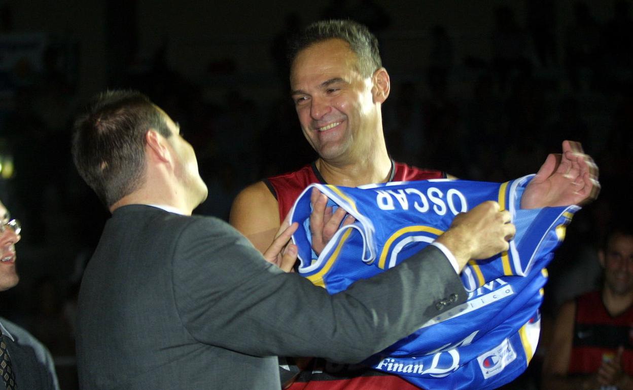 Oscar Schmidt, junto a Lalo García, durante el homenaje que se le rindió en Valladolid en el año 2001. 