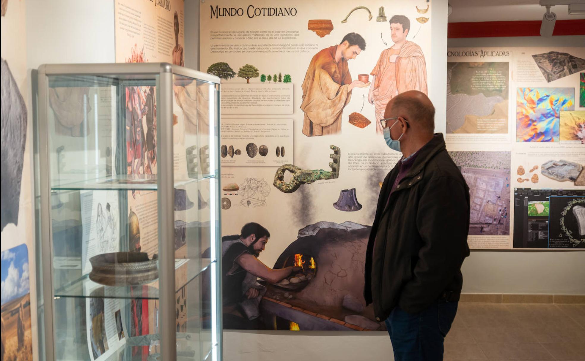 Un visitante observa el aula que muestra la historia de Osorno.