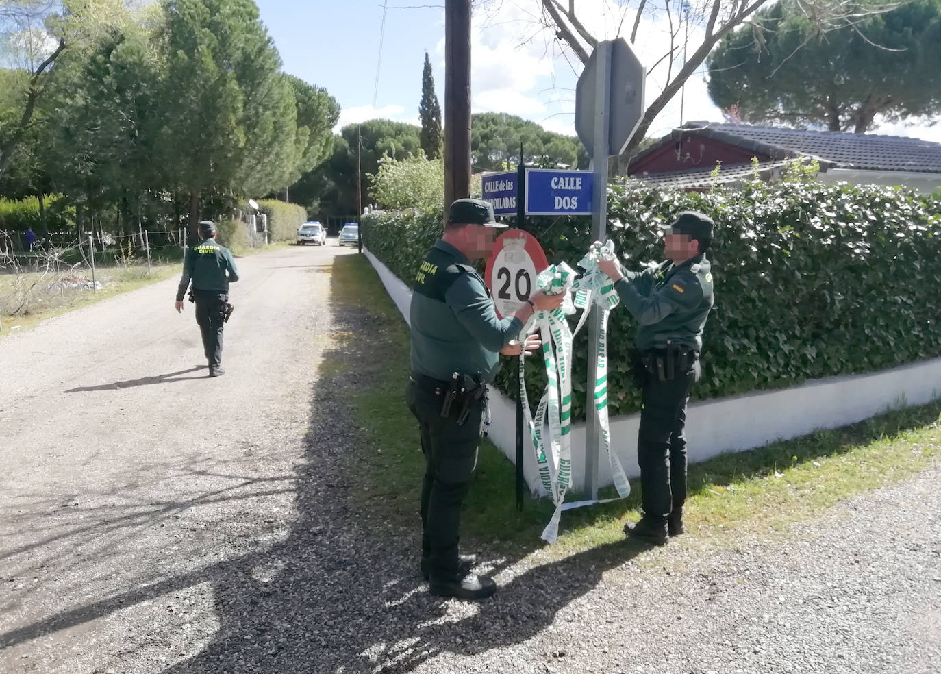 La Guardia Civil acota el acceso al chalé de Óscar S. en la urbanización El Romeral.