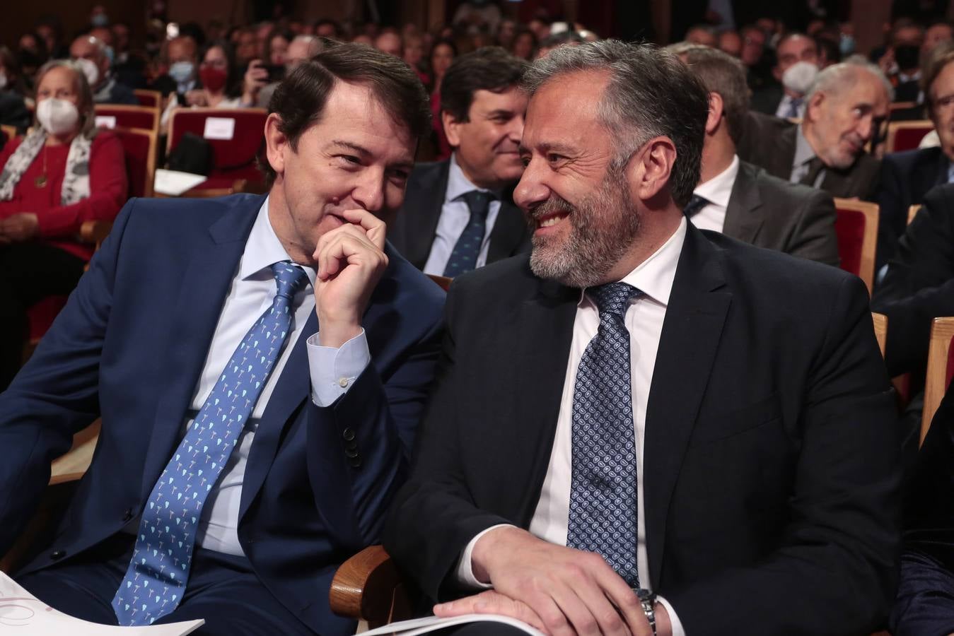 El presidente de la Junta de Castilla y León, Alfonso Fernández Mañueco junto al presidente de las Cortes, Carlos Pollán, en el acto.