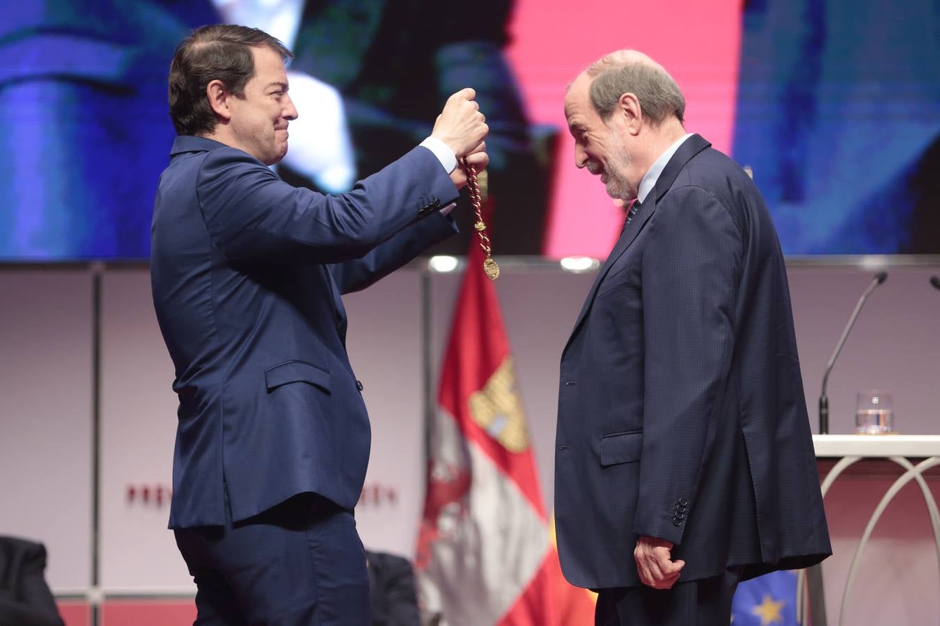 El presidente de la Junta, Alfonso Fernández Mañueco, entrega el Premio Castilla y León de Ciencias Sociales y Humanidades al catedrático de la Universidad de Salamanca, Miguel Ángel Verdugo