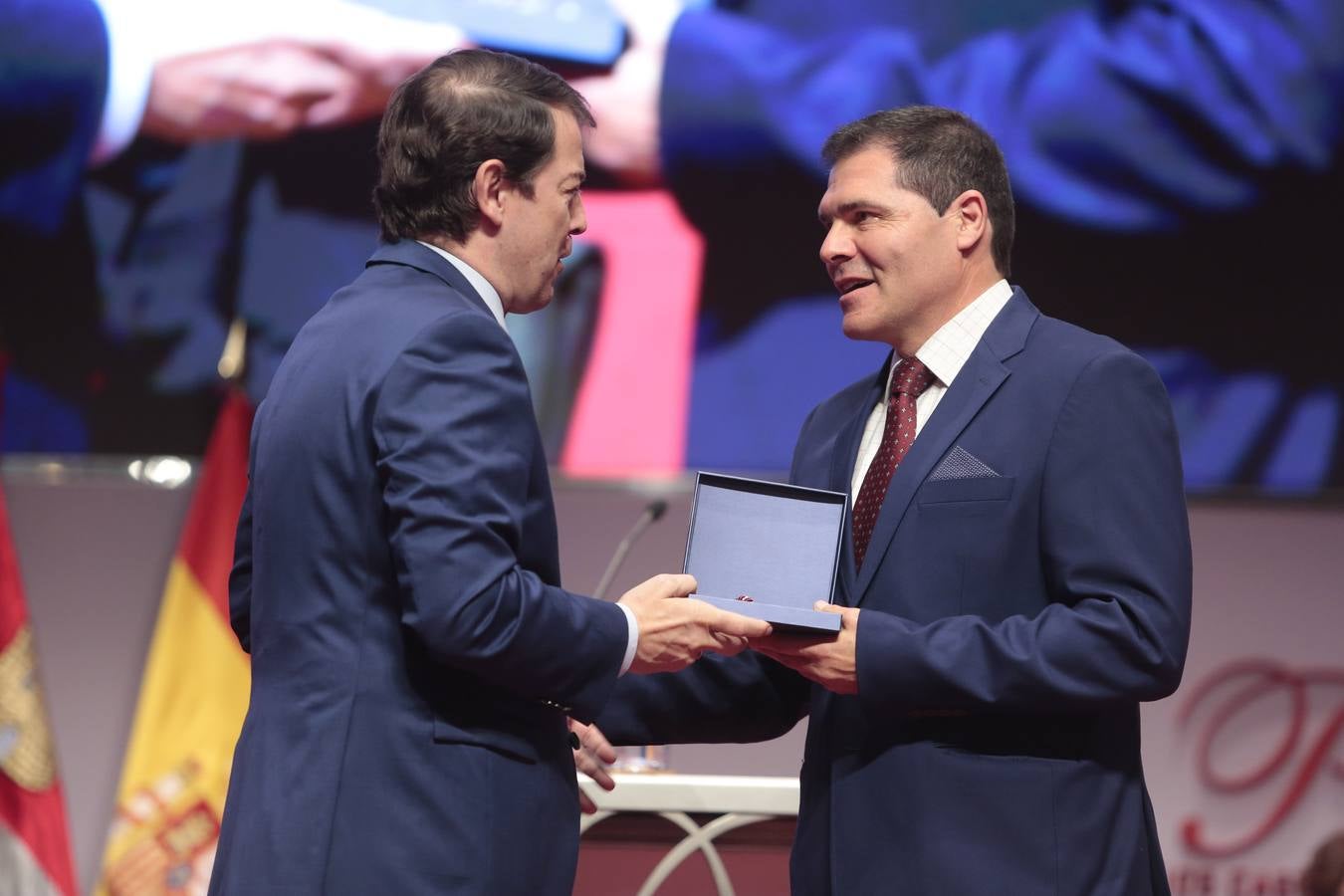 El presidente de la Junta, Alfonso Fernández Mañueco, entrega el Premio Castilla y León de Valores Humanos y Sociales a la Fundación Eusebio Sacristán. Recoge el galardón el presidente de la fundación, Alberto López Moreno