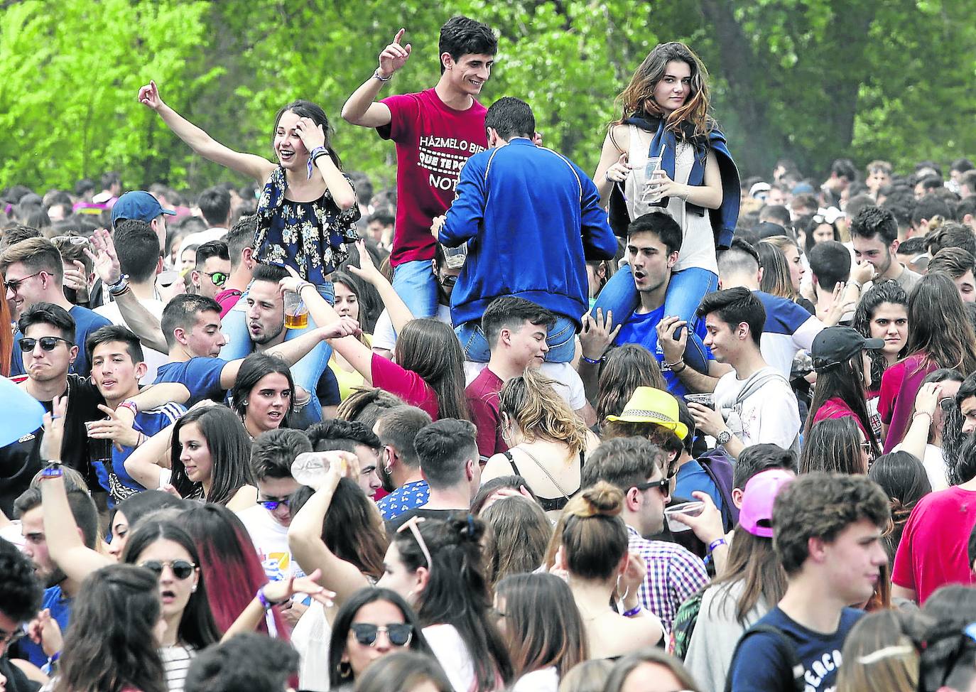 Cientos de jóvenes disfrutan de la última fiesta de la ITA en el año 2019 en el parque Ribera Sur. 