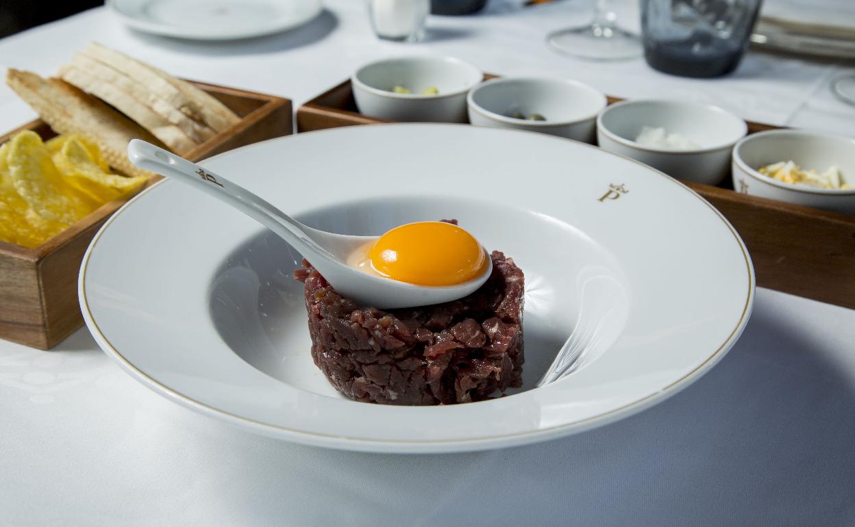 Steak tartar. 
