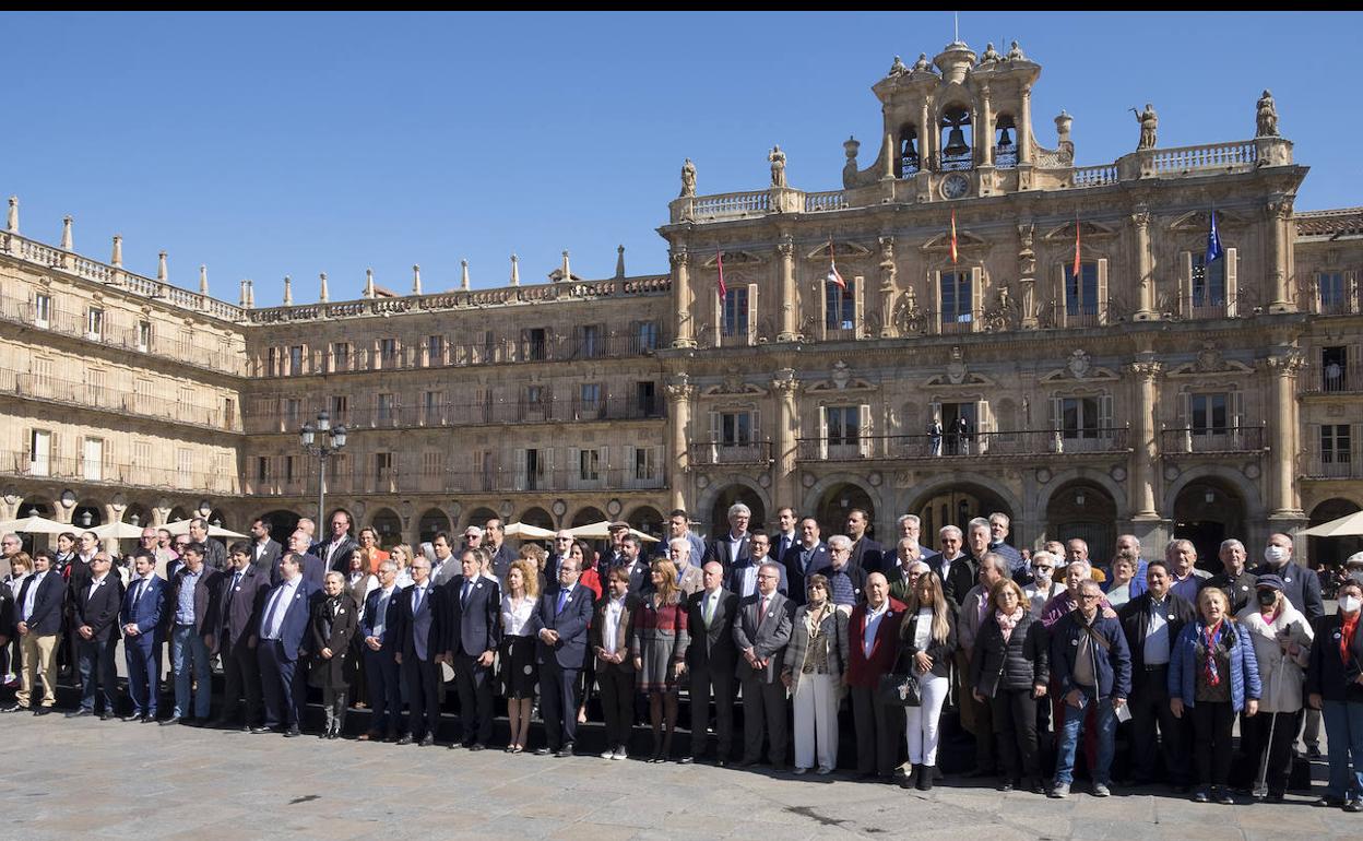 El alcalde de Salamanca, Carlos García Carbayo, y agentes económicos y sociales de la ciudad que firmaron el 'Manifiesto en defensa de las comunicaciones ferroviarias de Salamanca'